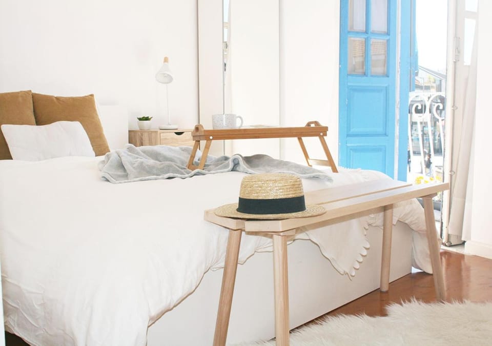 Bed, Photo of the whole room, Decorative detail, River view, Street view