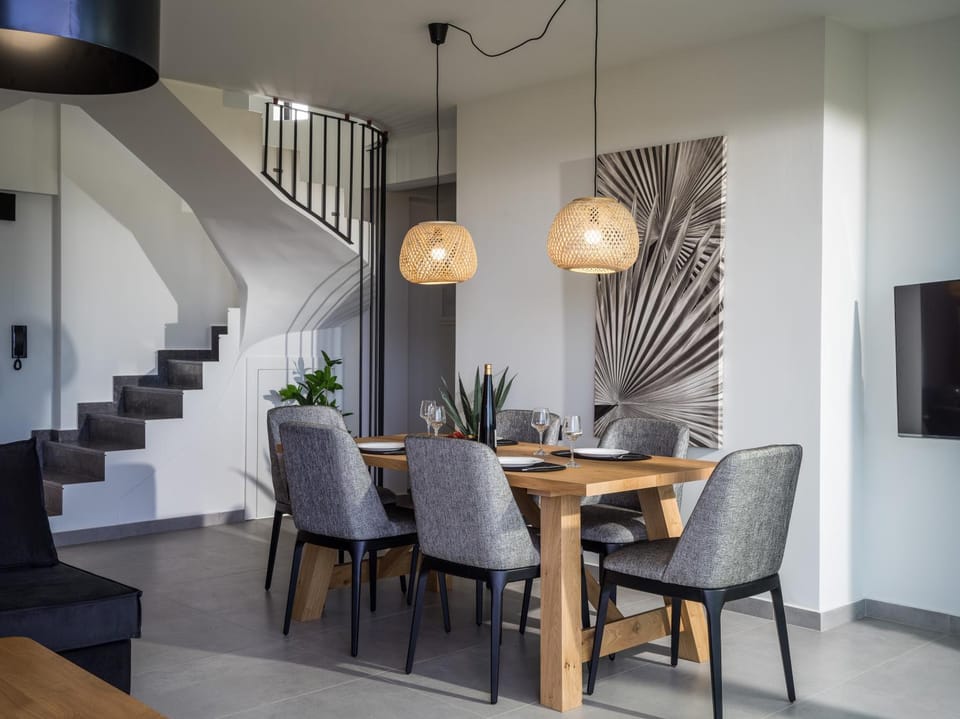 TV and multimedia, Living room, Seating area, Dining area