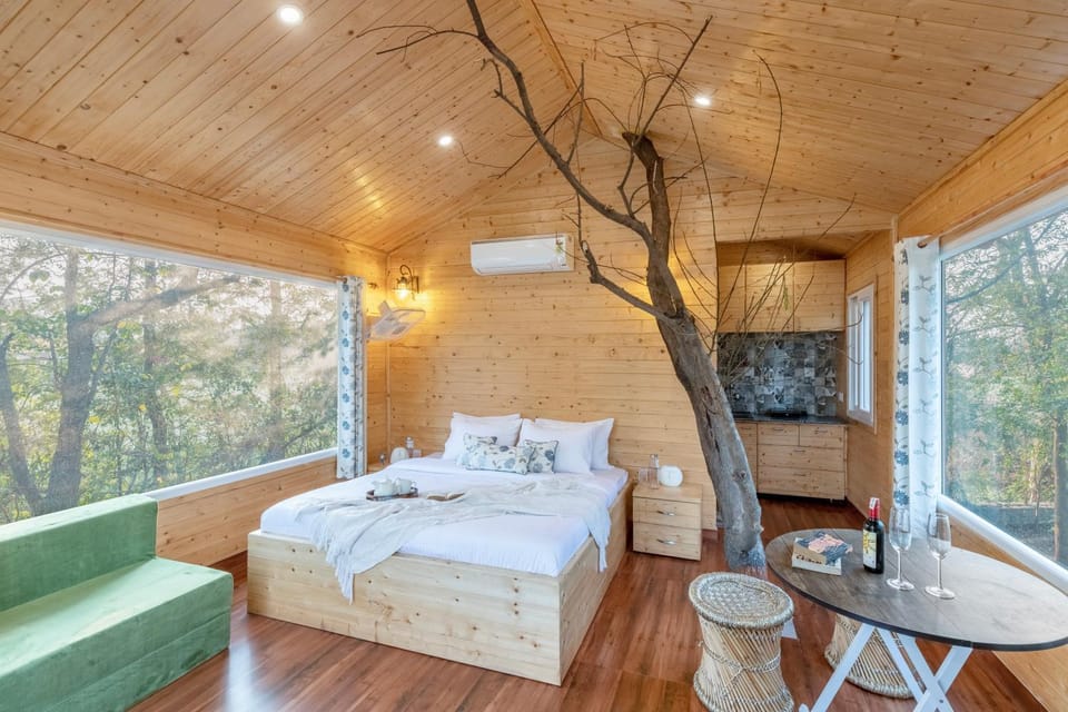 Bed, Living room, Photo of the whole room, Seating area, Bedroom, towels, air conditioner