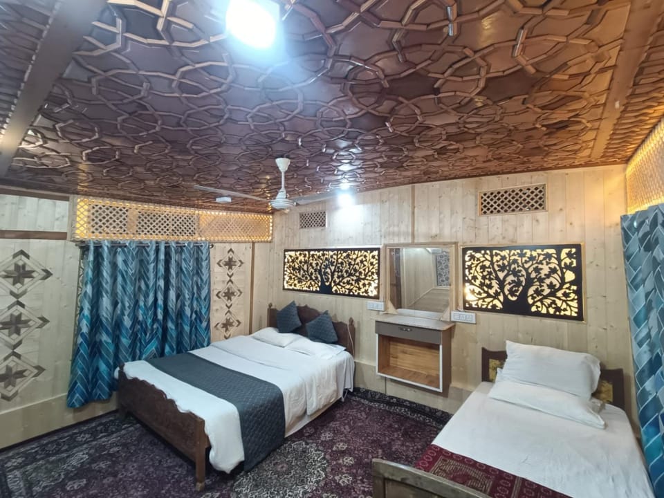 Houseboat New Shamus Maqbool Docked boat in India