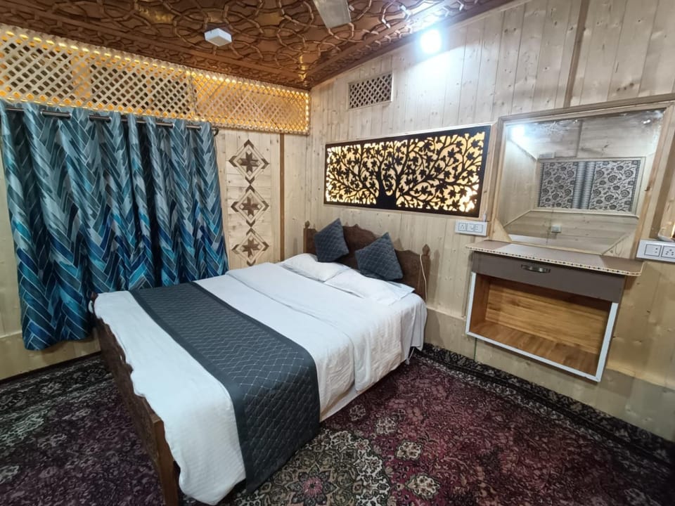Houseboat New Shamus Maqbool Docked boat in India