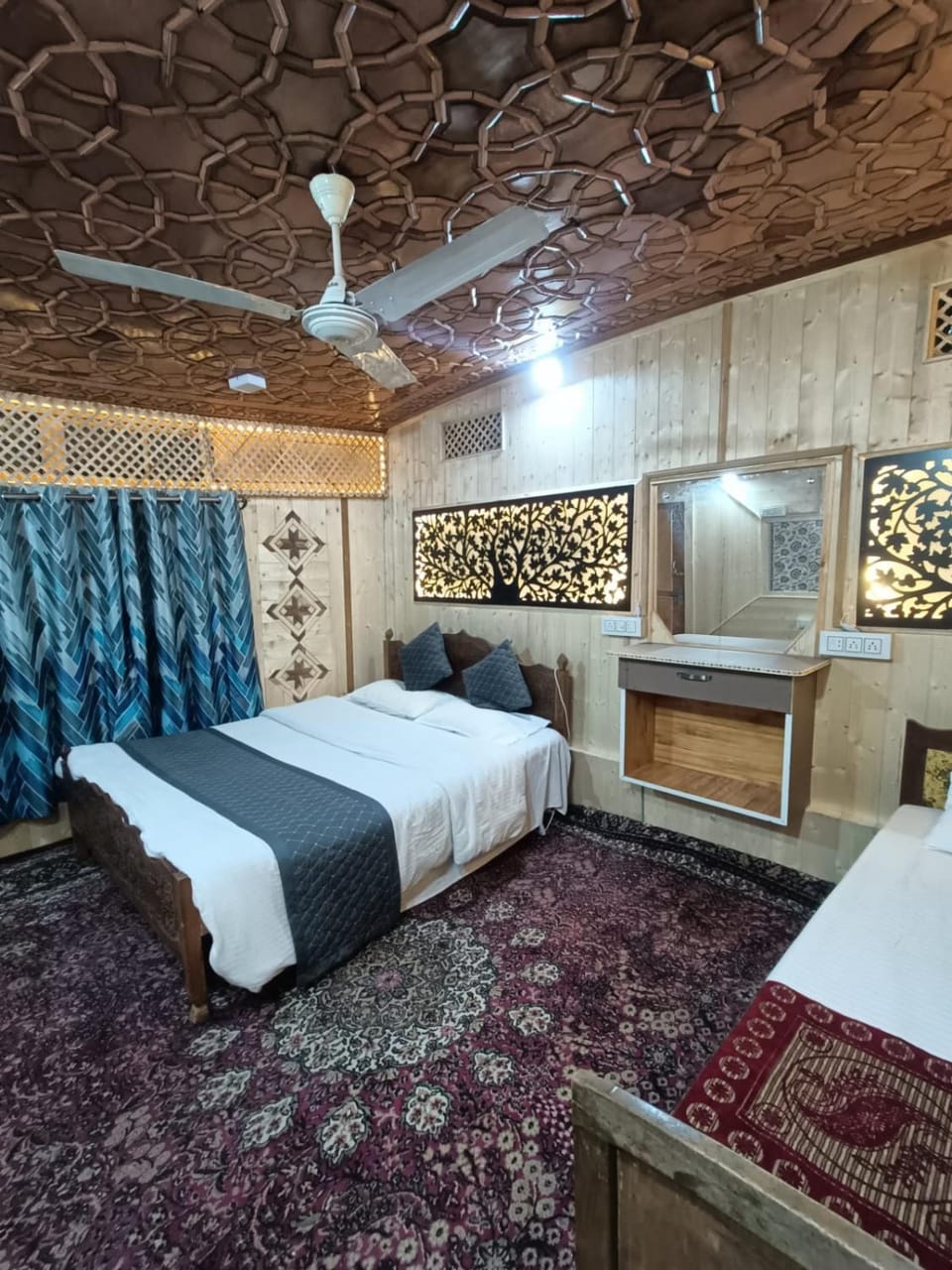 Houseboat New Shamus Maqbool Docked boat in India