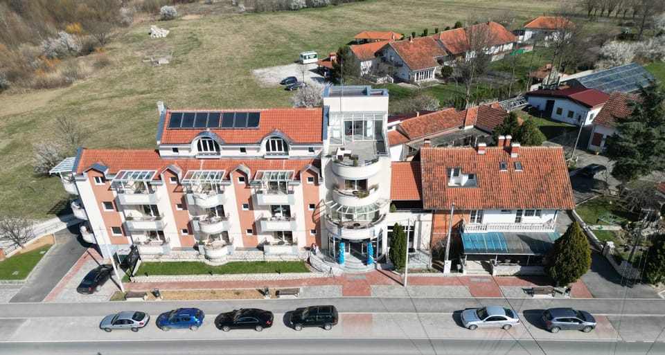 Property building, Day, Neighbourhood, Bird's eye view, City view, Street view, Parking