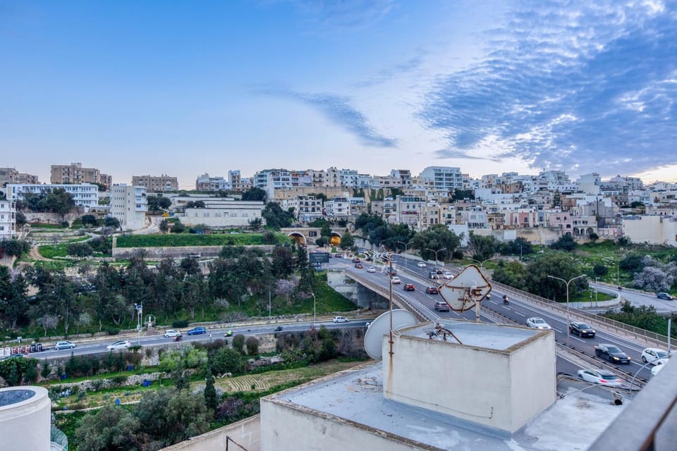 Day, Neighbourhood, Natural landscape, Bird's eye view, City view, Street view, Location, Parking