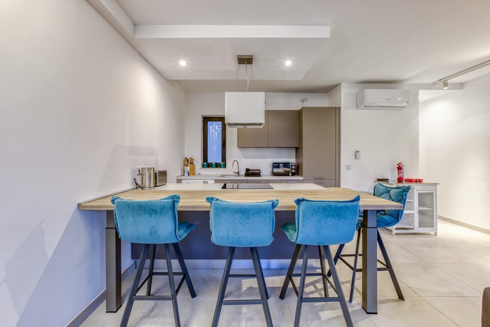 Kitchen or kitchenette, Dining area, minibar, oven, air conditioner