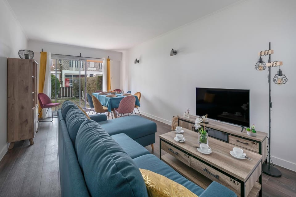 Communal lounge/ TV room, Living room