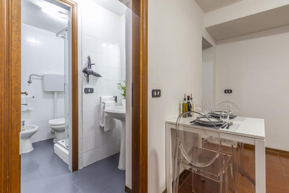 Shower, Toilet, Bathroom, bidet, heating, internet, internet, towels, towels