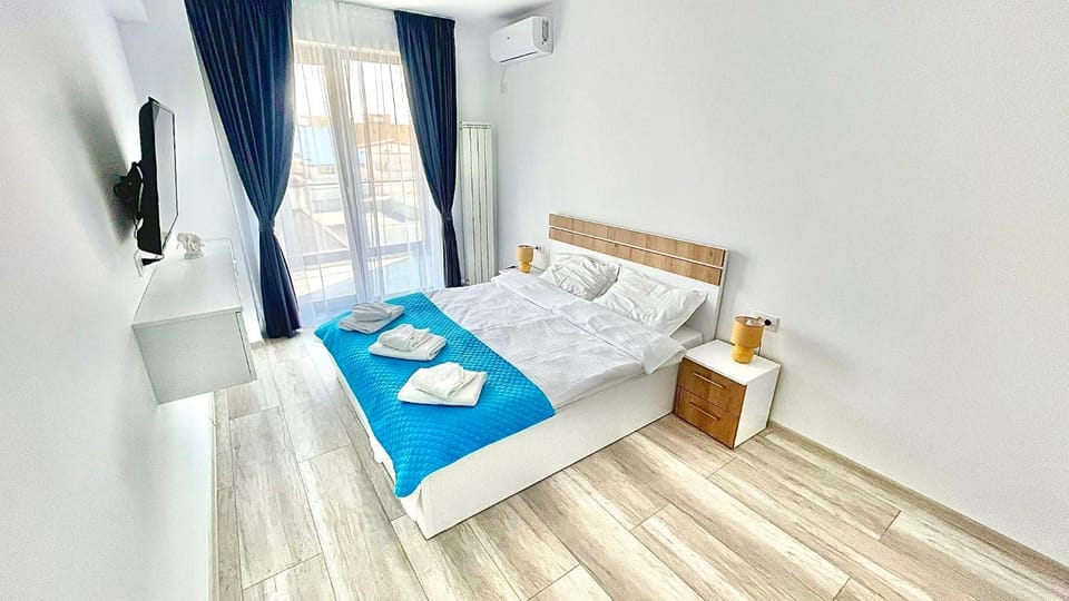 Bed, Bedroom, towels, air conditioner