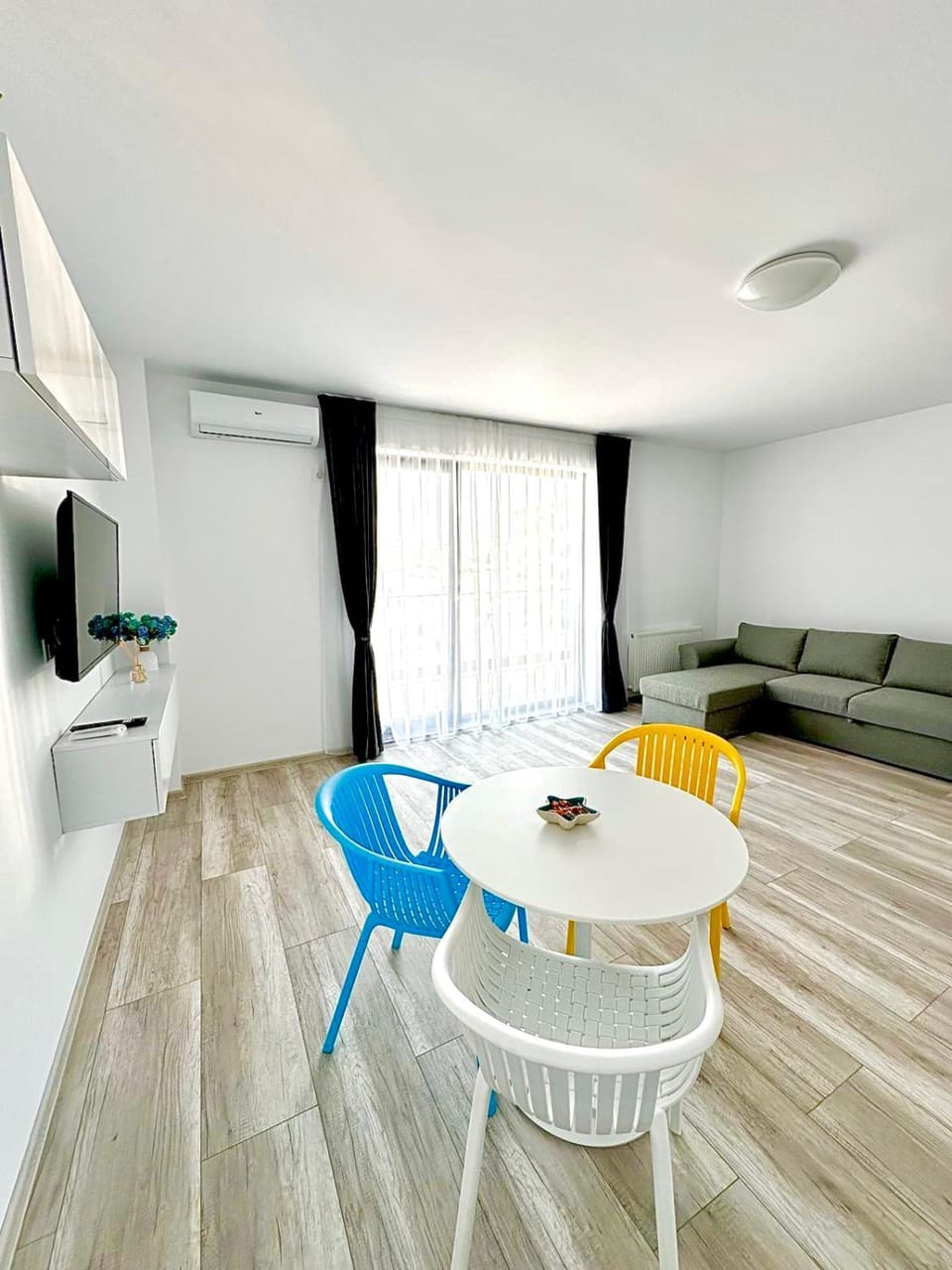 Communal lounge/ TV room, TV and multimedia, Living room, Dining area, air conditioner