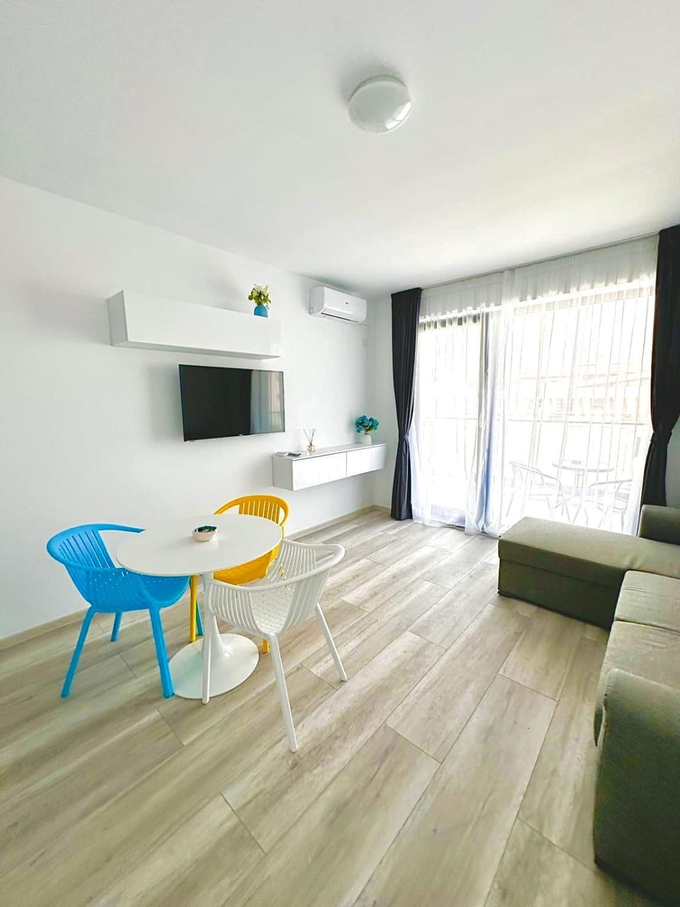 TV and multimedia, Living room, Seating area, air conditioner
