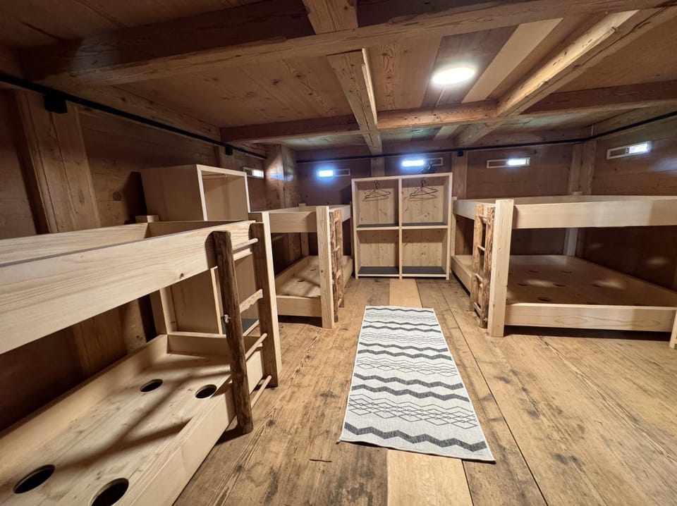 Bedroom, bunk bed