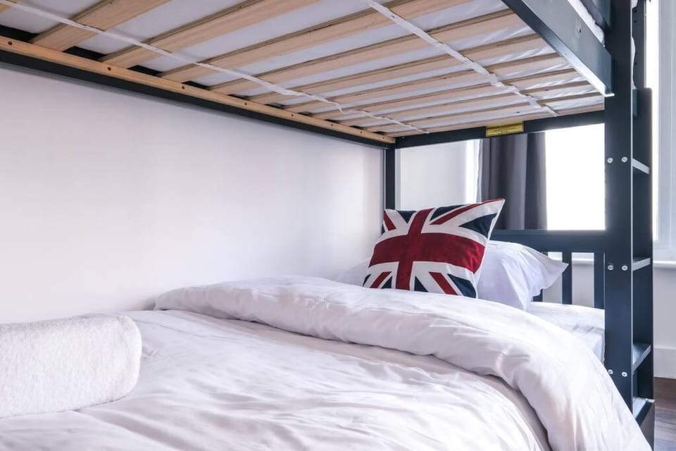 Quaint and Spacious Piccadilly Sleep 6 VRD Apartment in City of Westminster