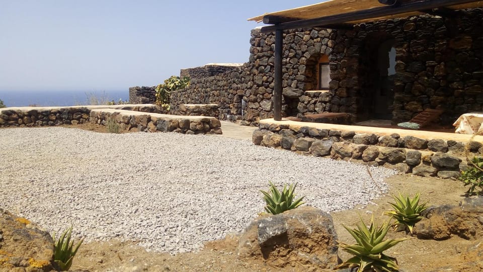 Facade/entrance, Sea view
