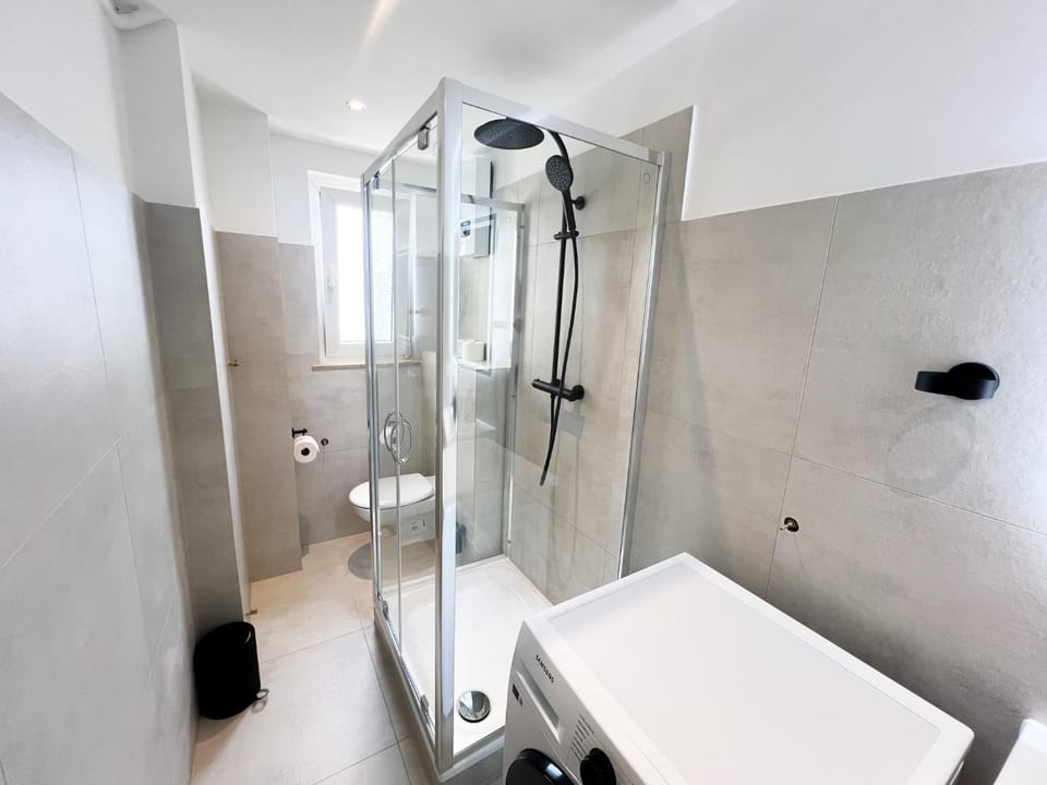 Shower, Toilet, Bathroom, towels