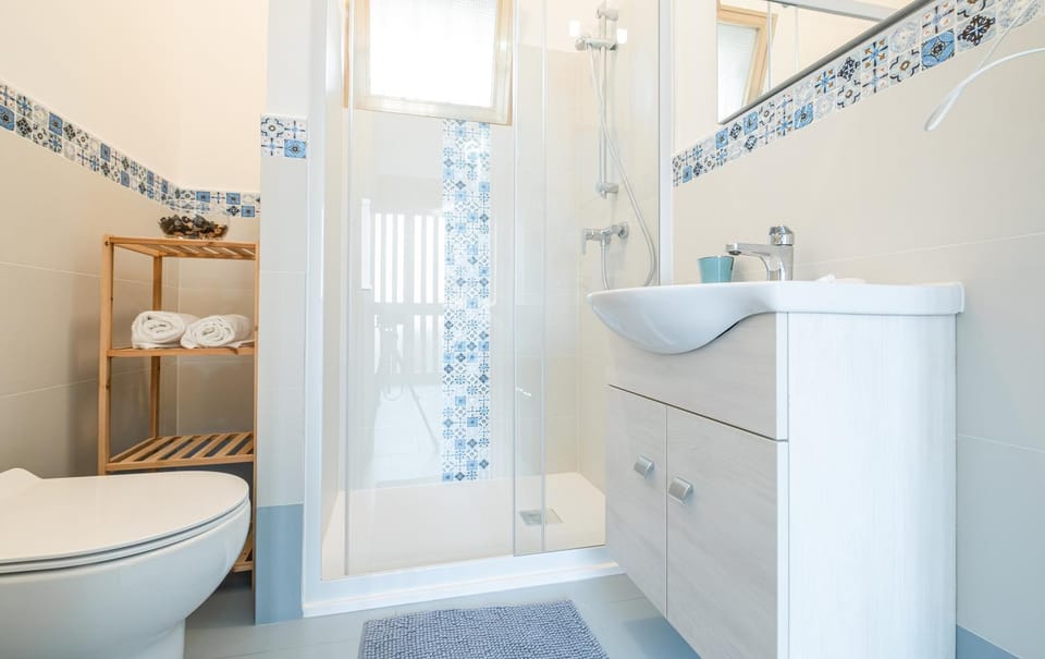 Shower, Toilet, Bathroom, towels