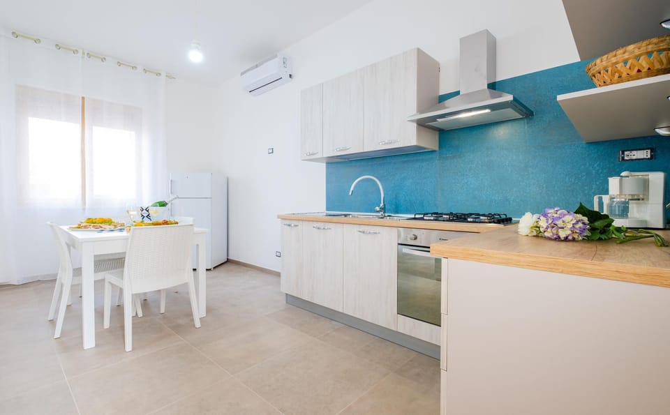 Kitchen or kitchenette, Dining area, stove