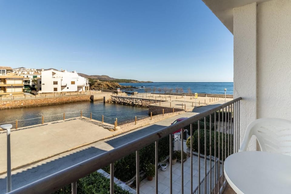 Sant Carles 26.1 - Apartamento con balcón y vistas Apartment in Alt Empordà