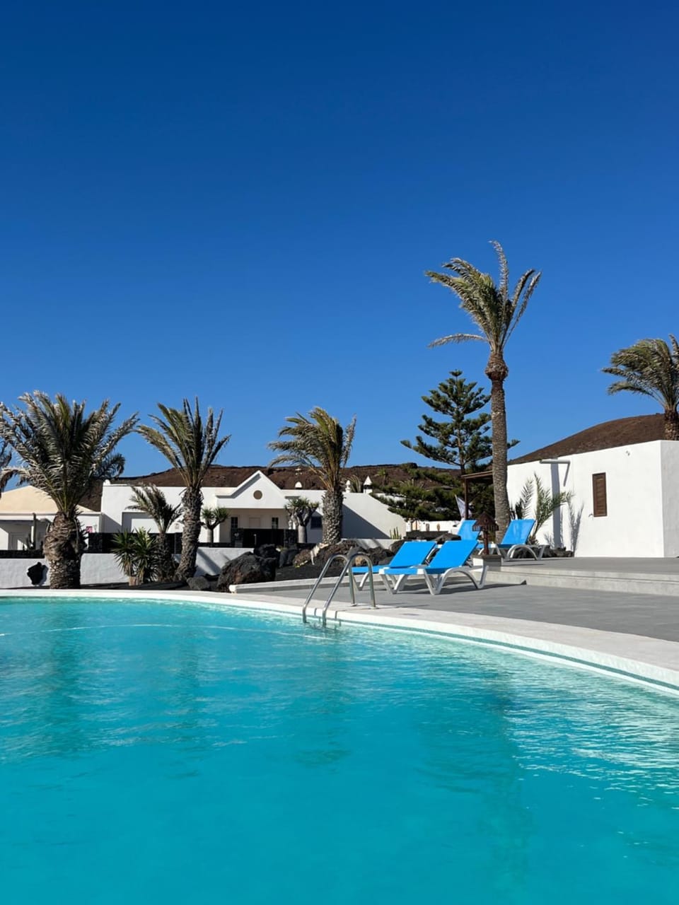 Swimming pool, sunbed