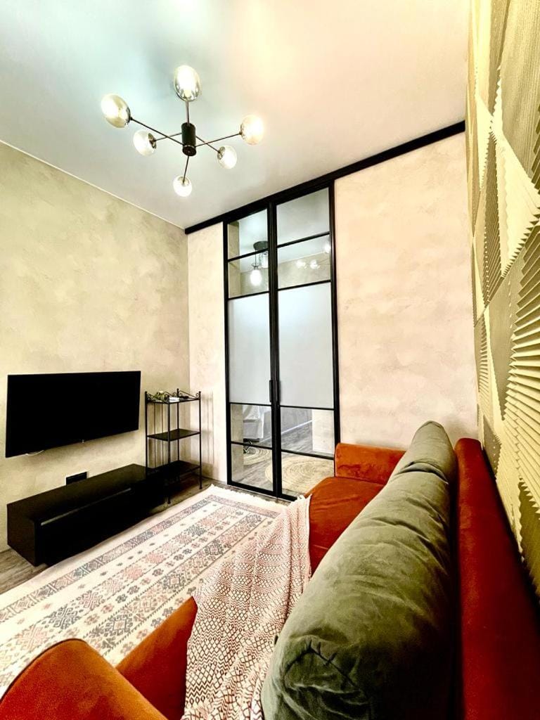 Communal lounge/ TV room, Bed, TV and multimedia, Living room, Photo of the whole room, Seating area, Evening entertainment, Bedroom