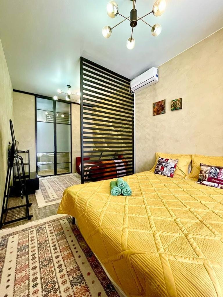 Bed, Living room, Photo of the whole room, Seating area, Bedroom