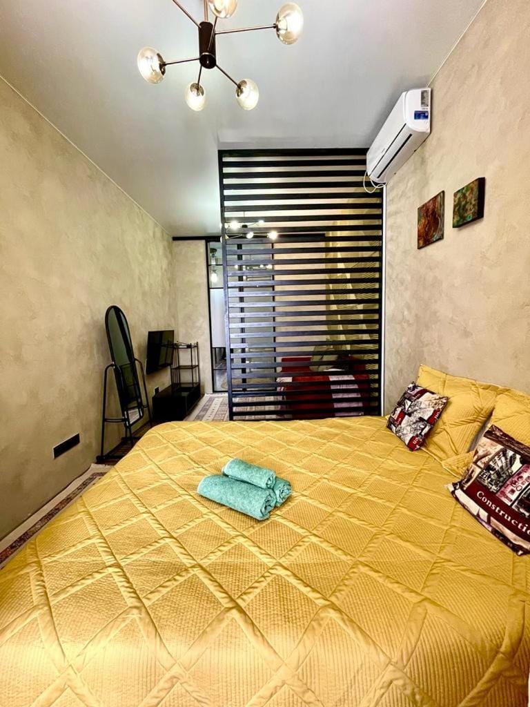 Bed, Photo of the whole room, Bedroom, fireplace, towels, air conditioner