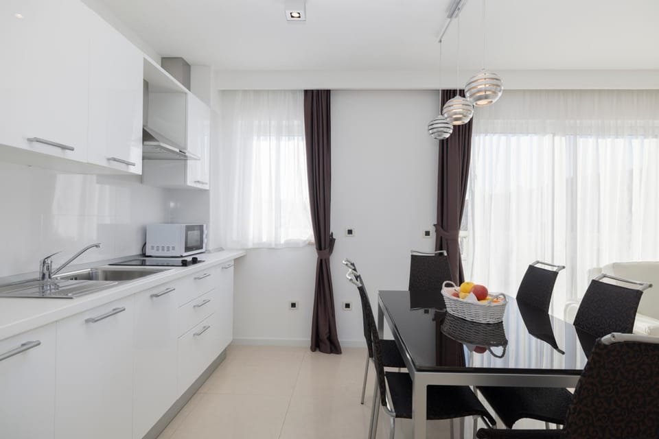 Kitchen or kitchenette, Dining area, minibar