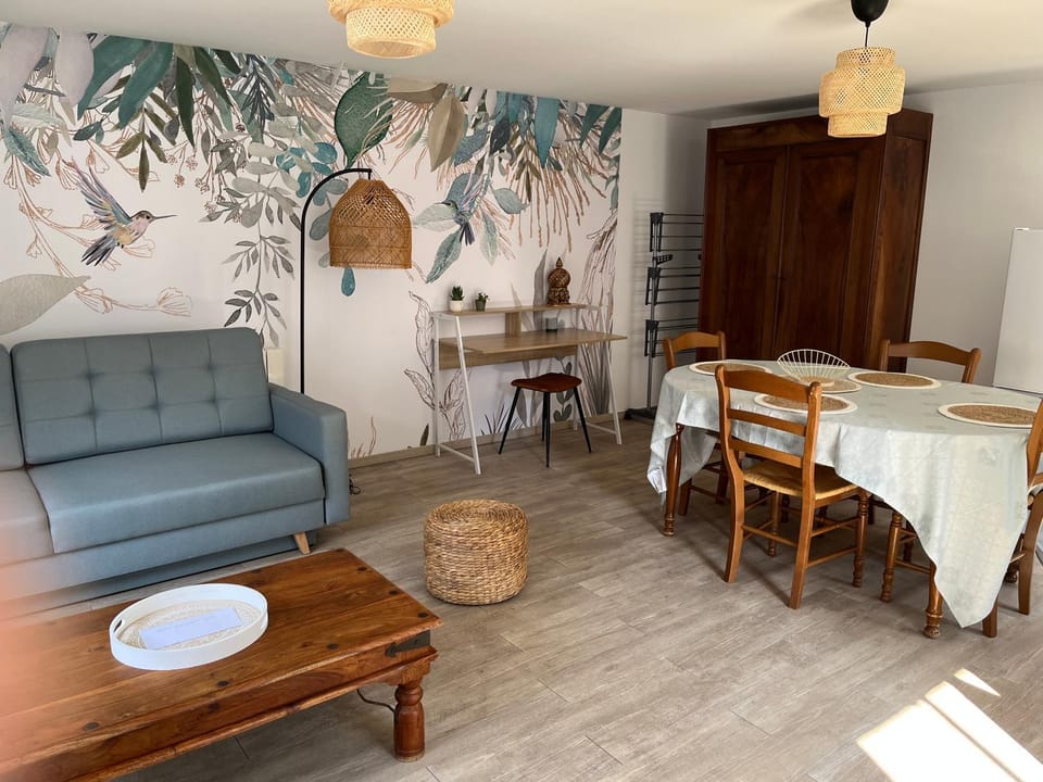 Seating area, Dining area