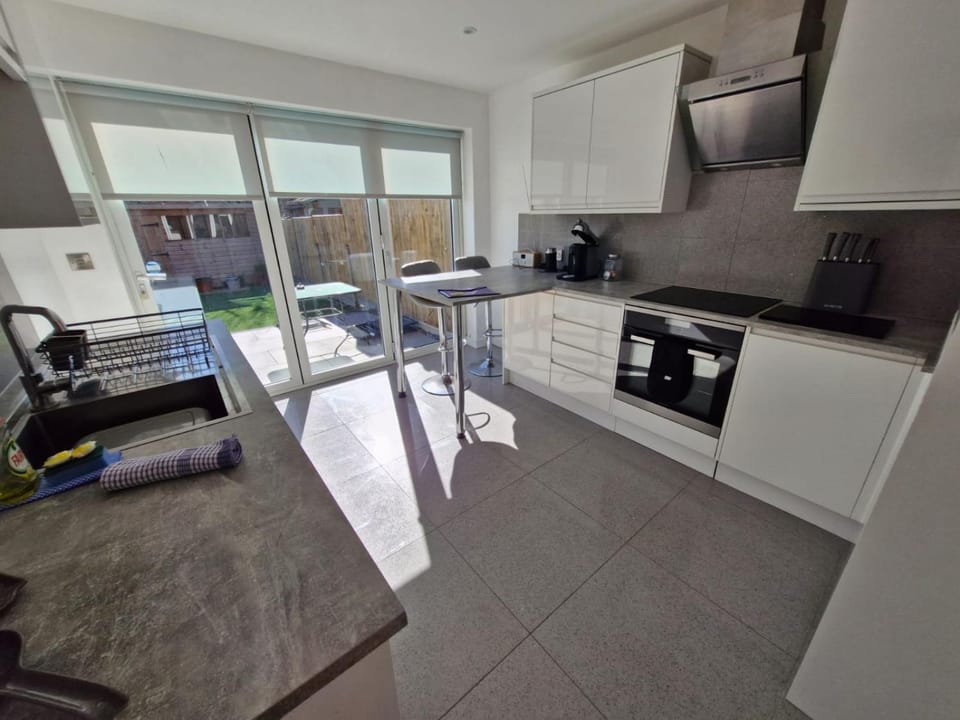 Coffee/tea facilities, dishwasher, microwave, washing machine, kitchen