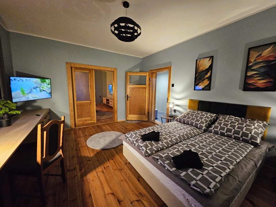 Bed, TV and multimedia, View (from property/room), View (from property/room), Other, Other, Other, Photo of the whole room, Evening entertainment, Bedroom, hair dresser, hair dresser, towels