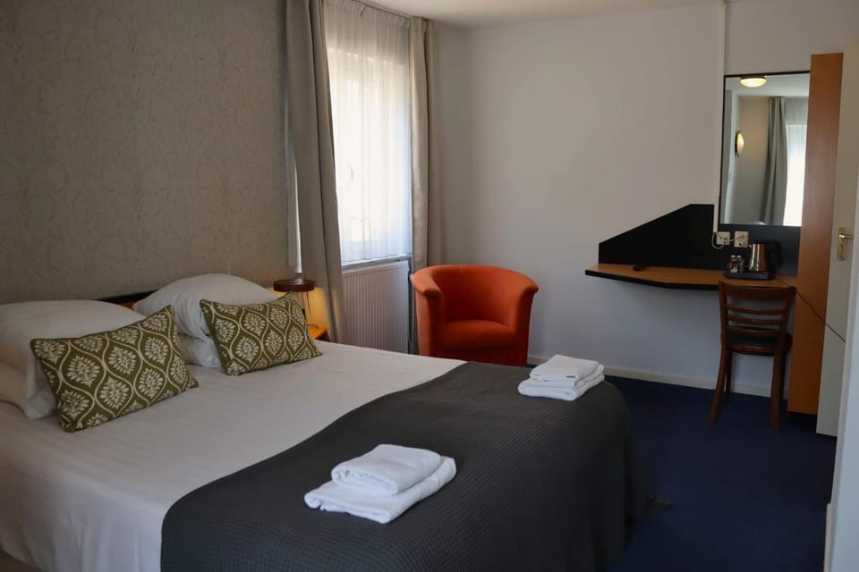 Bed, Photo of the whole room, Bedroom, towels