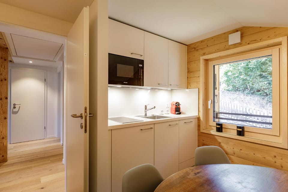 Coffee/tea facilities, Kitchen or kitchenette, stove