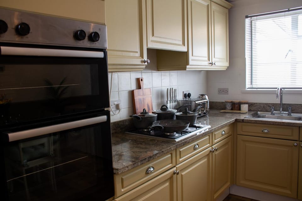 Coffee/tea facilities, Kitchen or kitchenette, oven, stove, toaster