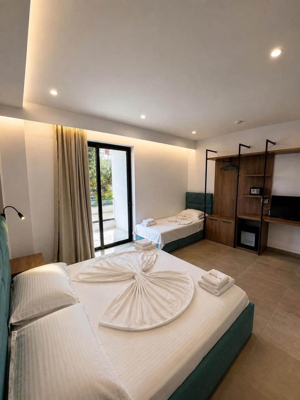 Bed, Photo of the whole room, Bedroom, towels