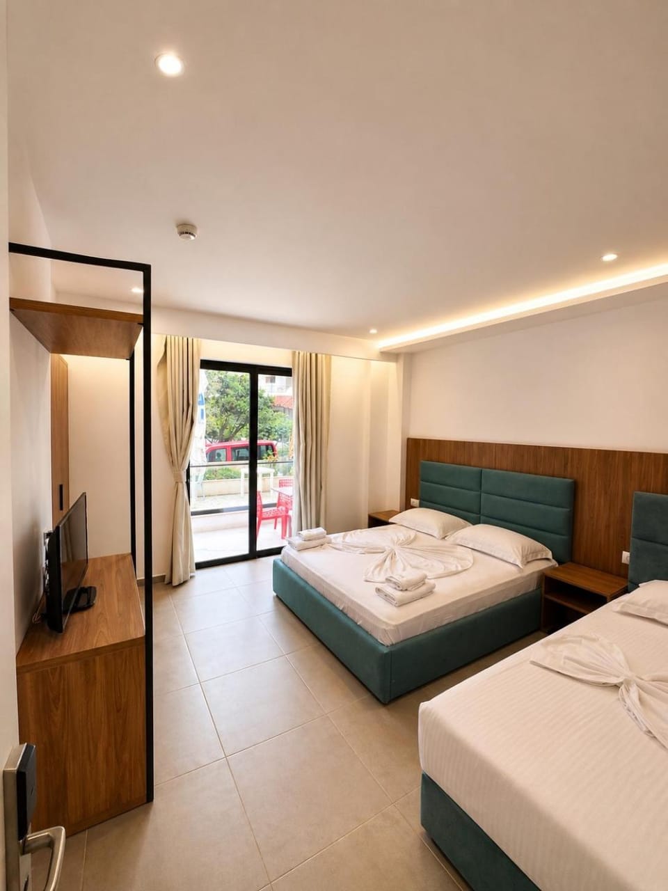 Bed, TV and multimedia, Photo of the whole room, Bedroom
