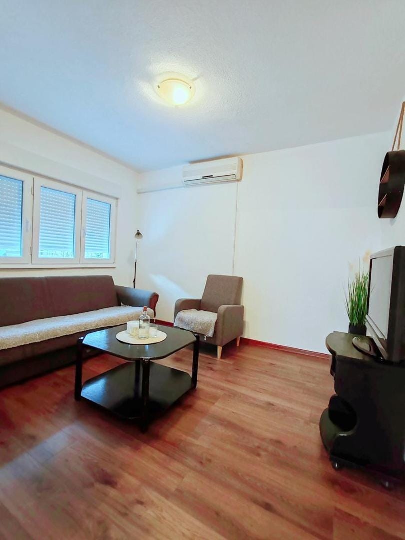 TV and multimedia, Living room, Seating area, air conditioner