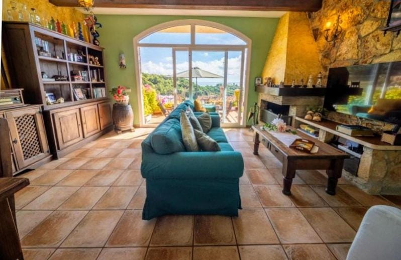 TV and multimedia, Living room, Seating area, Dining area, fireplace