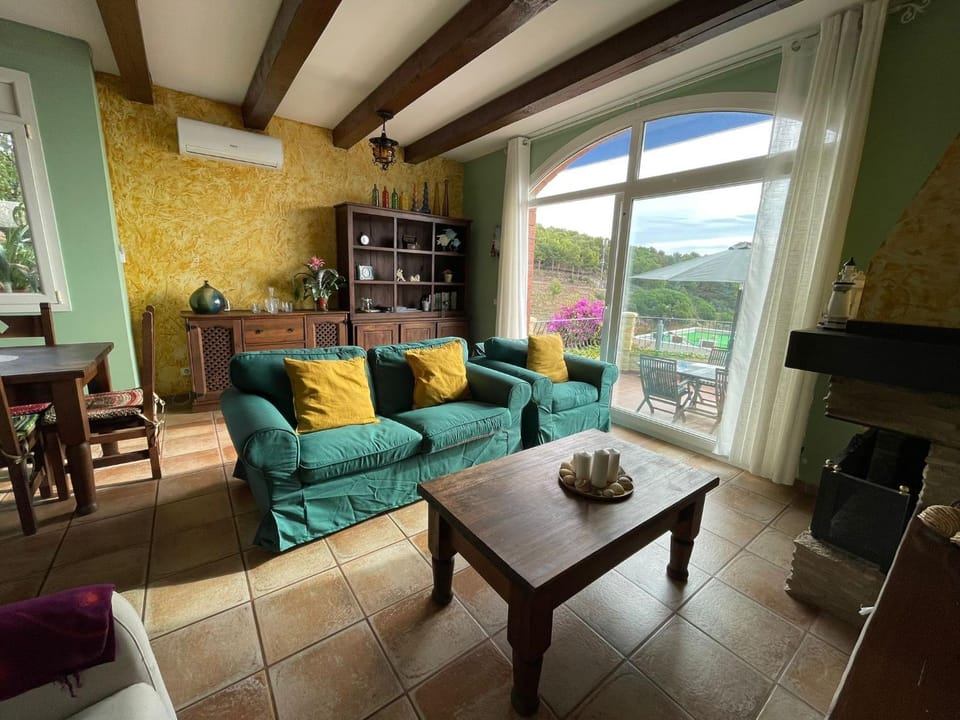 Communal lounge/ TV room, TV and multimedia, Living room, Seating area, Mountain view, Sea view, Quiet street view
