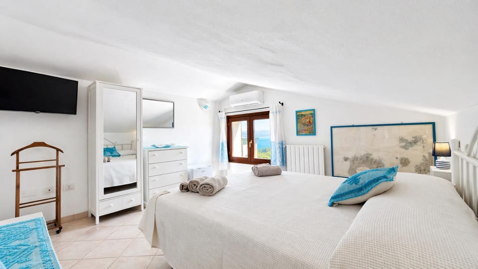 Bed, TV and multimedia, View (from property/room), Photo of the whole room, Bedroom, Sea view, hair dryier, towels