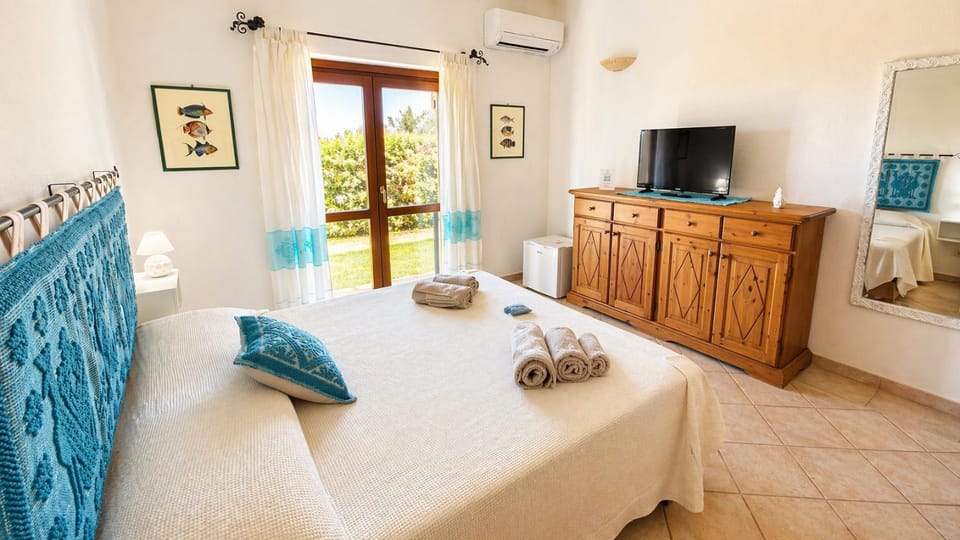 Bed, TV and multimedia, Photo of the whole room, Bedroom, towels, air conditioner