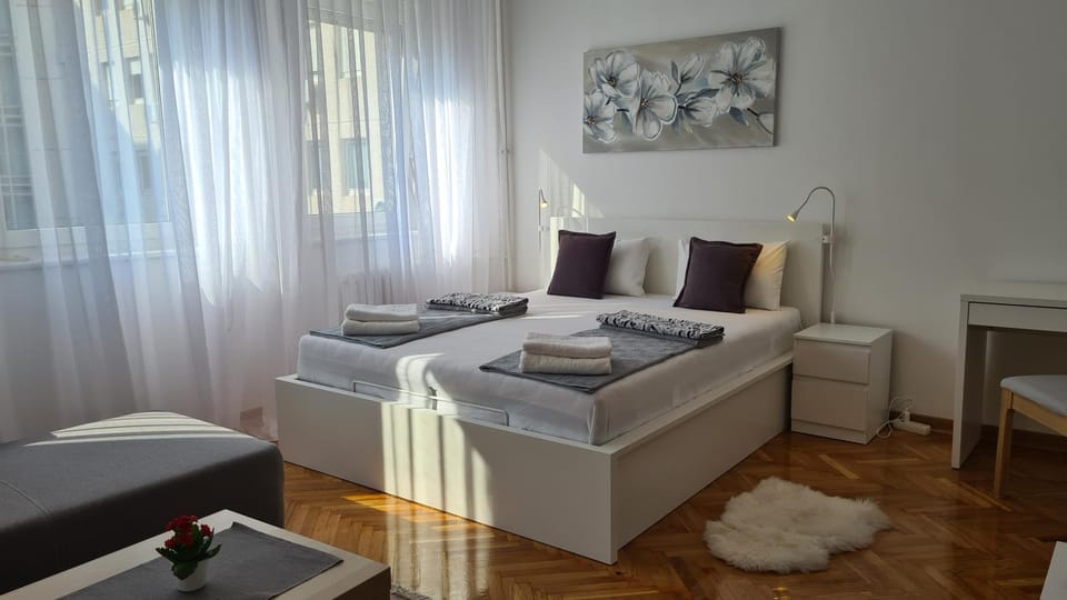 Bed, towels