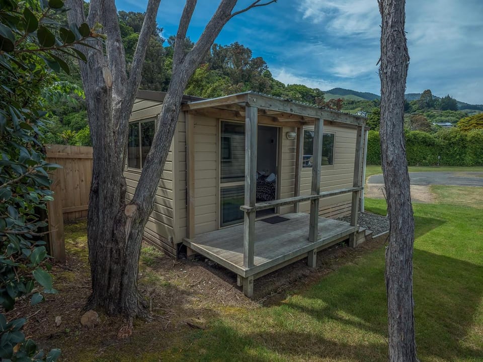 Pohara Beach TOP 10 Holiday Park Campground/ 
RV Resort in Tasman District, Tasman, New Zealand