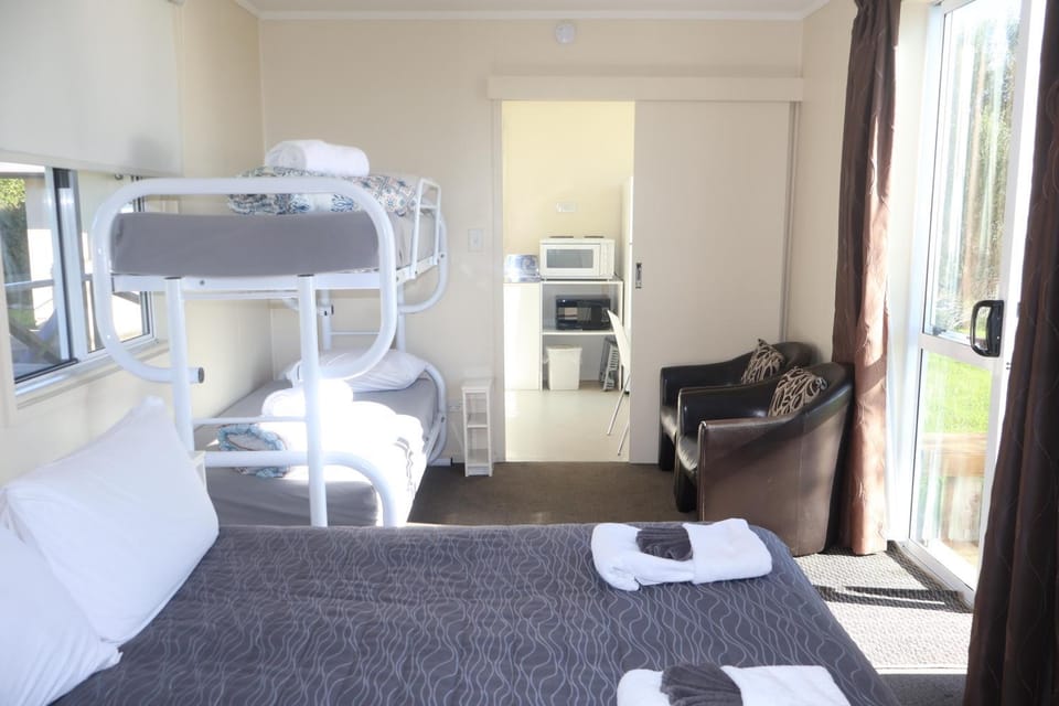 Pohara Beach TOP 10 Holiday Park Campground/ 
RV Resort in Tasman District, Tasman, New Zealand