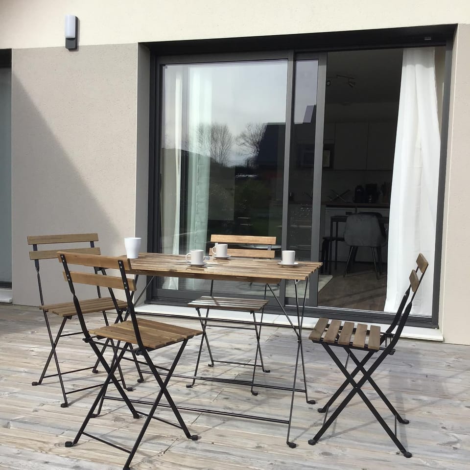 Patio, Day, Dining area