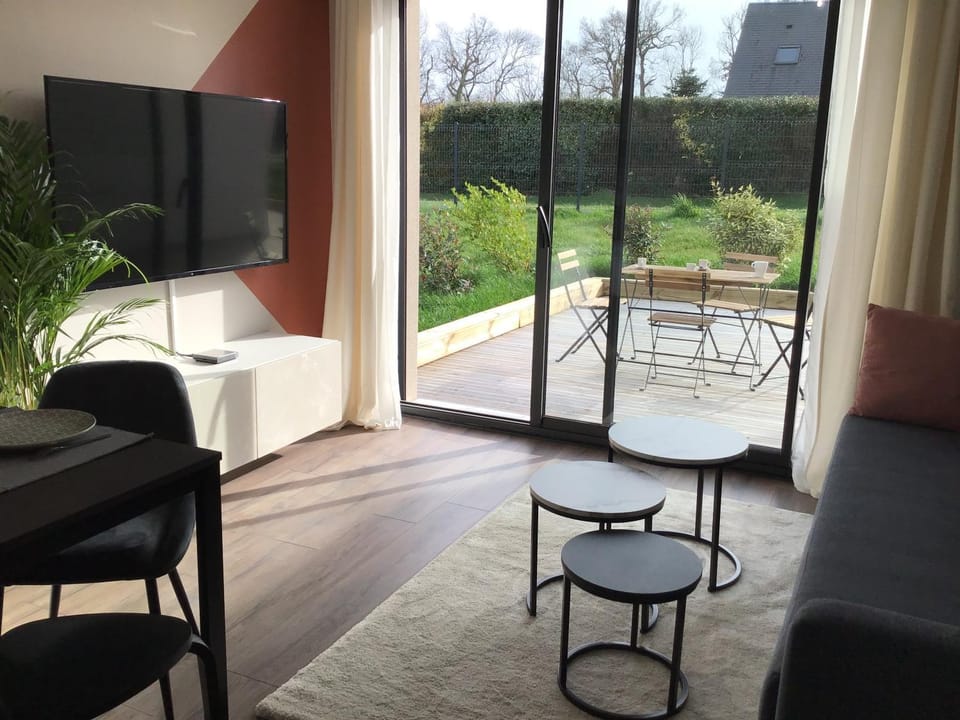 Day, TV and multimedia, Balcony/Terrace, Living room, Garden view