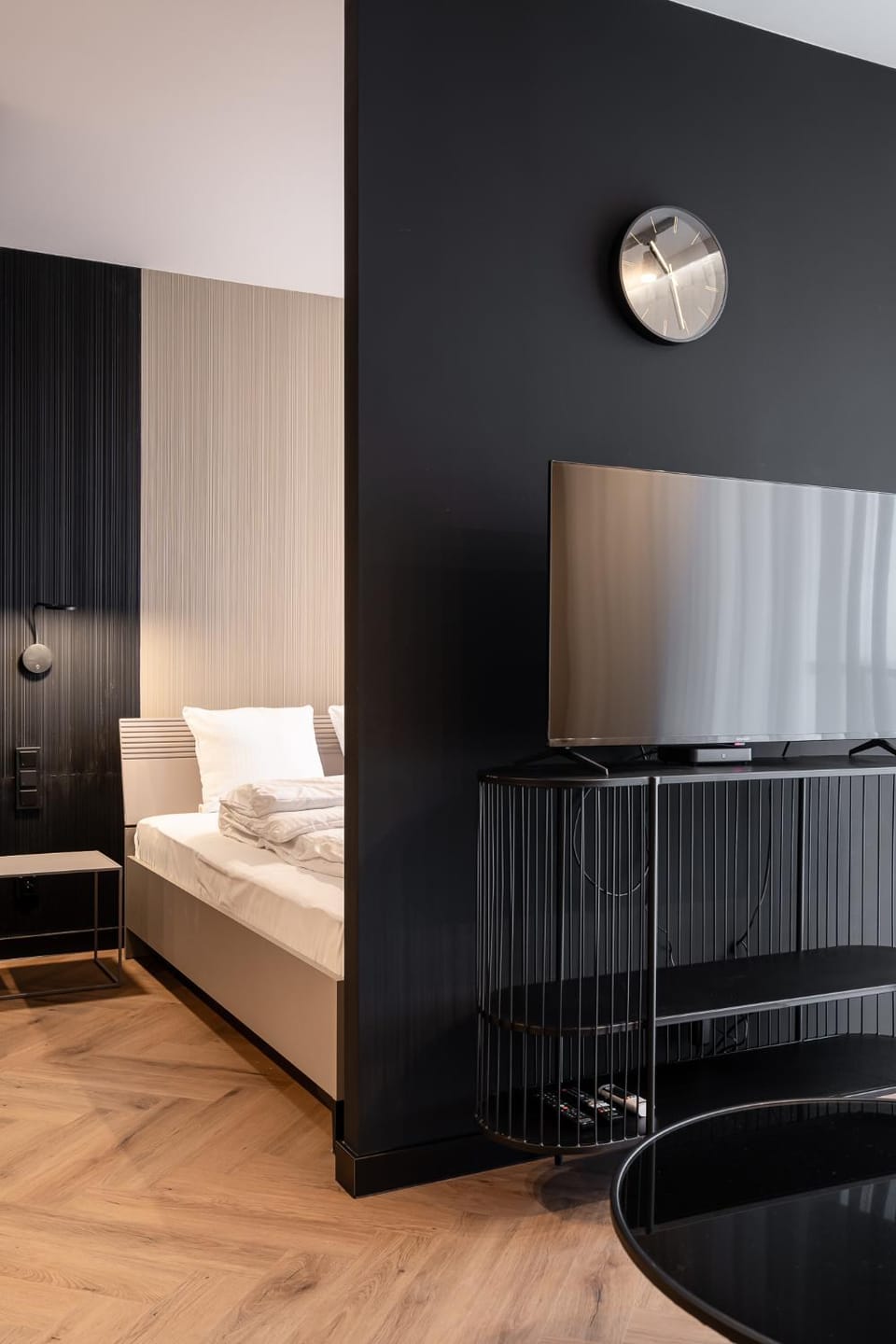 Bed, TV and multimedia, Photo of the whole room