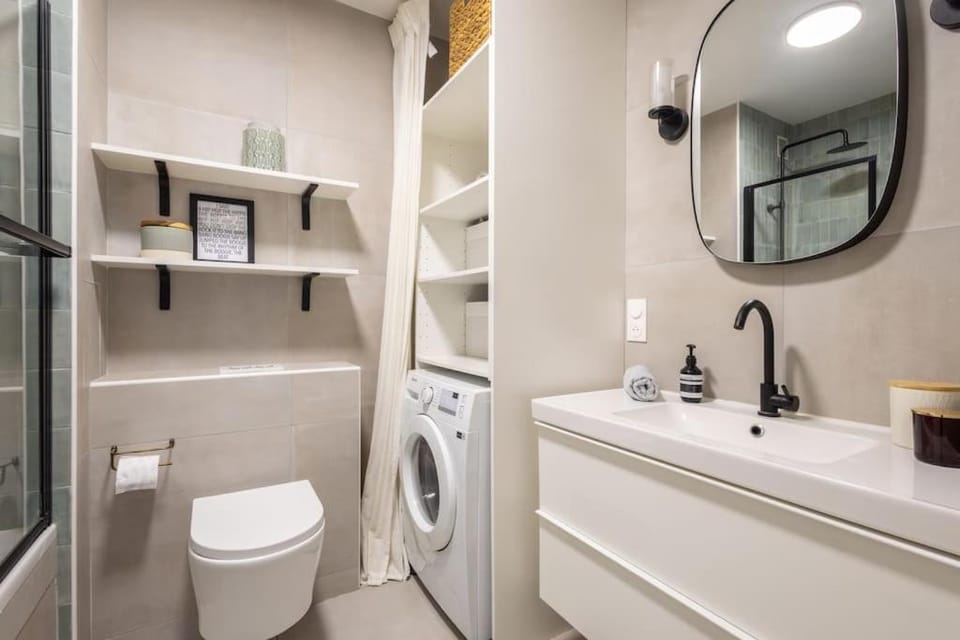 Toilet, Bathroom, towels, washing machine