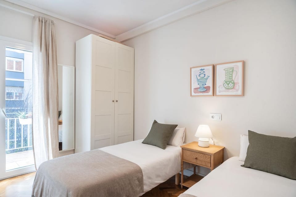 Photo of the whole room, Bedroom