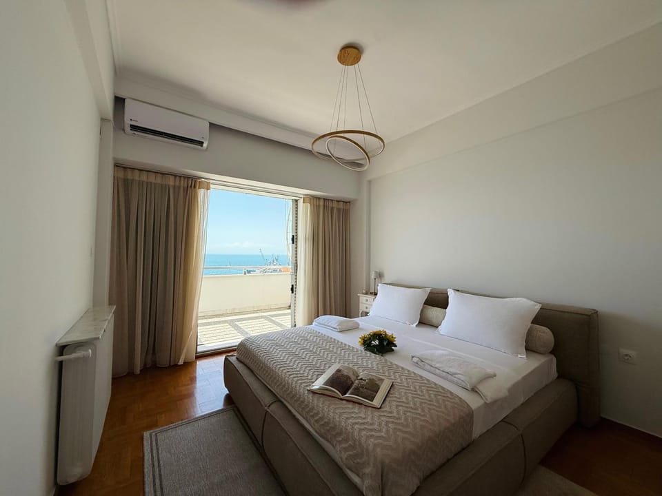 Bed, Natural landscape, Photo of the whole room, Seating area, Bedroom, Sea view, air conditioner