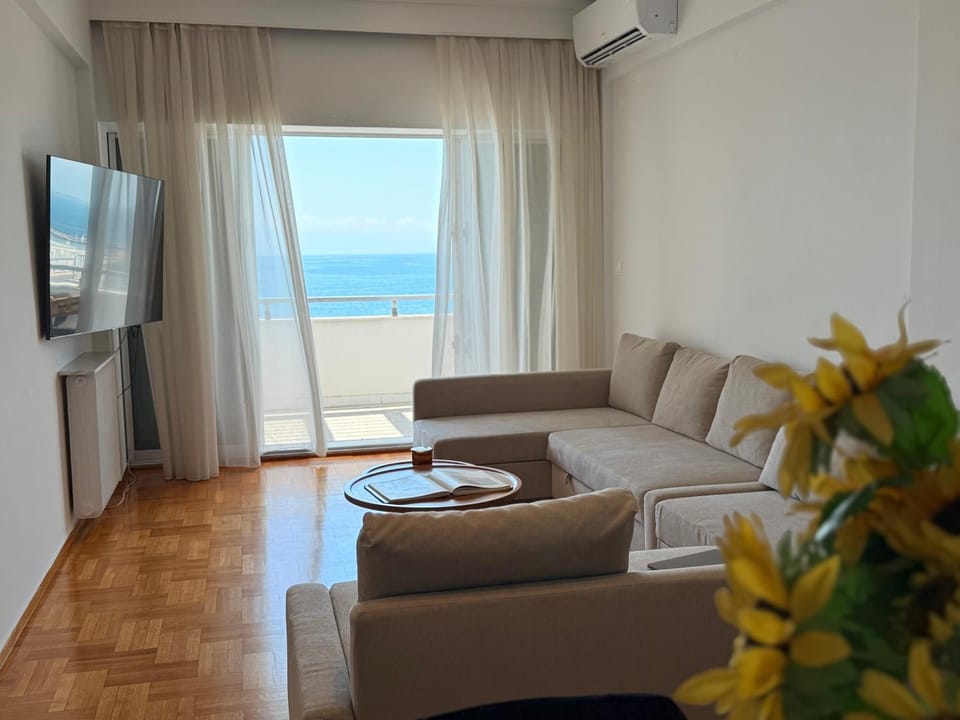 Bed, Natural landscape, TV and multimedia, Living room, Photo of the whole room, Seating area, Evening entertainment, Sea view, air conditioner