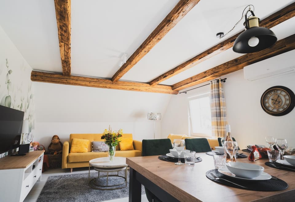 TV and multimedia, Living room, Dining area, air conditioner